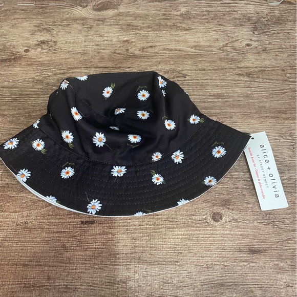NWT Alice + Olivia Reversible Daisy Bucket Hat Black and White One Size - Picture 2 of 4